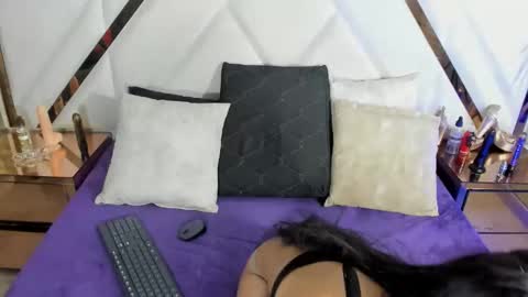 Monii Yi online show from 09.21.25