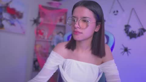 Snapshot of aura_rouss chatting on 10.31.25 aura_rouss online show from 10.31.25