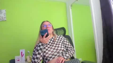 Snapshot of auradivina2 chatting on 07.05.26 Aura Divina online show from 07.05.26