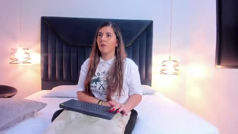 Aura Evans online show from 09.09.25