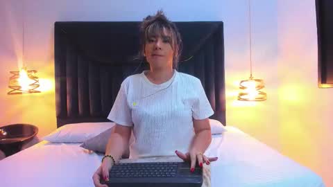 Aura Evans online show from 09.10.25