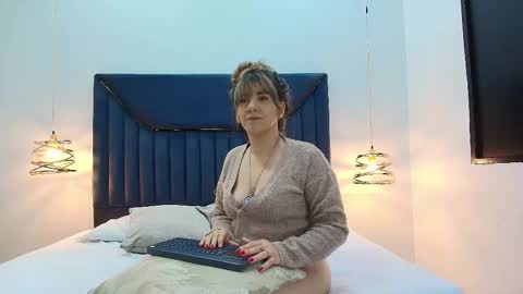 Aura Evans online show from 09.18.25