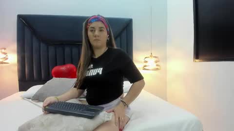 Aura Evans online show from 09.22.25