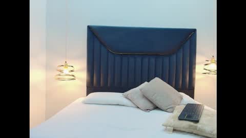 Aura Evans online show from 09.25.25