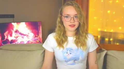 Snapshot of aurora_golden chatting on 12.12.24 Kate online show from 12.12.24