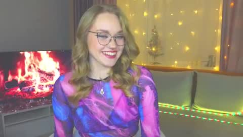 Snapshot of aurora_golden chatting on 01.04.25 Kate online show from 01.04.25