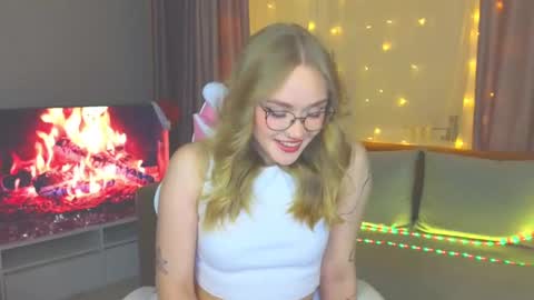 Snapshot of aurora_golden chatting on 01.05.25 Kate online show from 01.05.25