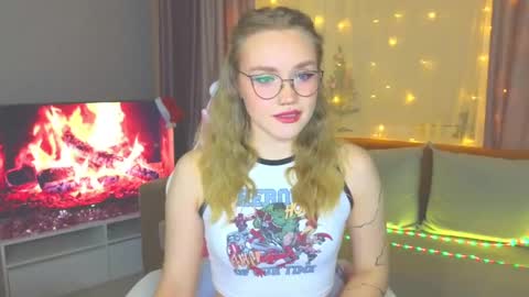 Snapshot of aurora_golden chatting on 01.06.25 Kate online show from 01.06.25