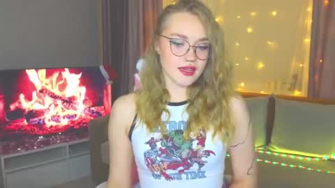 Snapshot of aurora_golden chatting on 01.06.25 Kate online show from 01.06.25