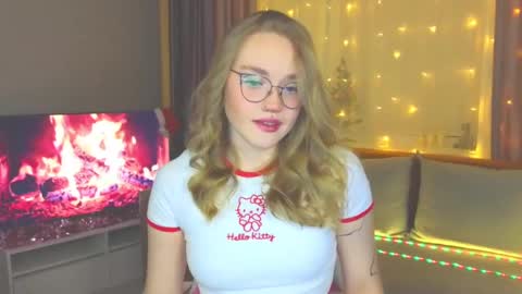 Snapshot of aurora_golden chatting on 01.10.25 Kate online show from 01.10.25