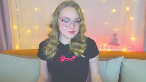 Snapshot of aurora_golden chatting on 02.04.25 Kate online show from 02.04.25