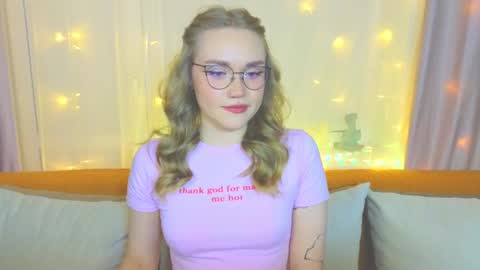 Snapshot of aurora_golden chatting on 02.13.25 Kate online show from 02.13.25