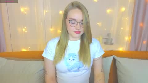 Snapshot of aurora_golden chatting on 02.24.25 Kate online show from 02.24.25