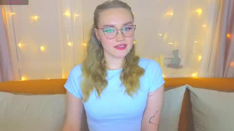 Snapshot of aurora_golden chatting on 02.25.25 Kate online show from 02.25.25