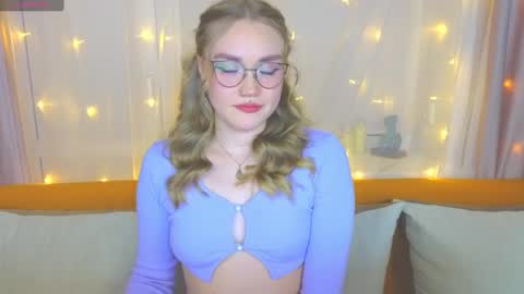 Snapshot of aurora_golden chatting on 02.27.25 Kate online show from 02.27.25