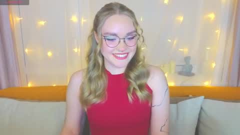 Snapshot of aurora_golden chatting on 02.28.25 Kate online show from 02.28.25