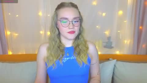 Snapshot of aurora_golden chatting on 03.07.25 Kate online show from 03.07.25