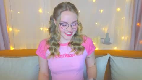 Snapshot of aurora_golden chatting on 03.08.25 Kate online show from 03.08.25