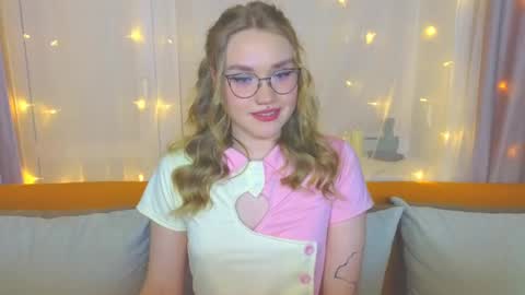 Snapshot of aurora_golden chatting on 03.08.25 Kate online show from 03.08.25