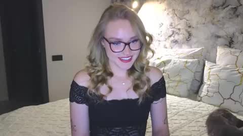 Snapshot of aurora_golden chatting on 09.28.25 Kate online show from 09.28.25