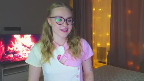 Snapshot of aurora_golden chatting on 10.11.25 Kate online show from 10.11.25