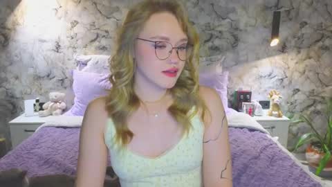 Snapshot of aurora_golden chatting on 10.18.25 Kate online show from 10.18.25