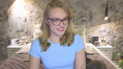 Snapshot of aurora_golden chatting on 10.27.25 Kate online show from 10.27.25