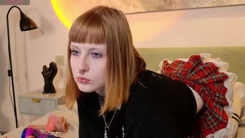 Snapshot of aurora_radiance chatting on 04.18.26 Serena online show from 04.18.26