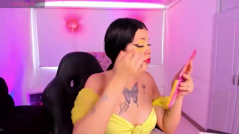 Snapshot of auroradiaz_ chatting on 10.04.25 Aurora Diaz online show from 10.04.25