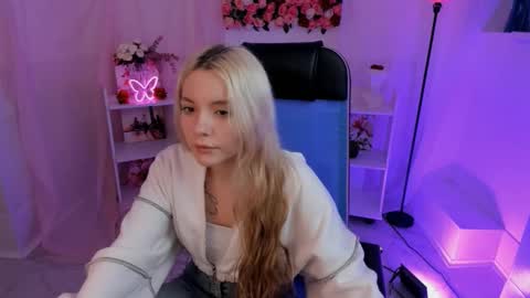 aurorawrenfield online show from 09.19.25