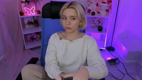 aurorawrenfield online show from 11.10.25