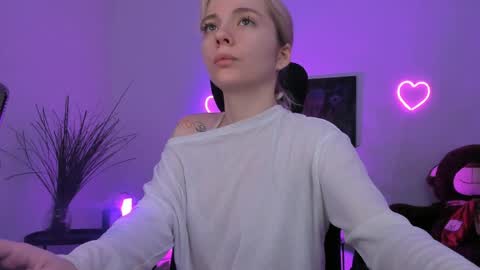 aurorawrenfield online show from 04.01.26