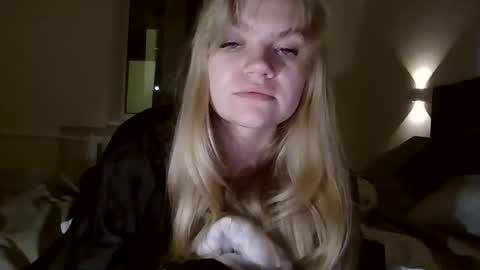 Snapshot of auroraxroses chatting on 10.25.25 AuroraXRoses online show from 10.25.25