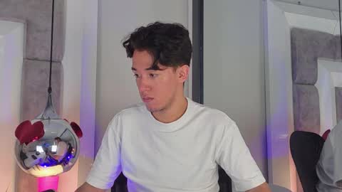 Snapshot of austinreeds chatting on 04.06.26 austinreeds online show from 04.06.26