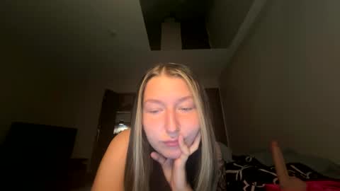 Snapshot of autumn2704 chatting on 09.28.25 autumn2704 online show from 09.28.25