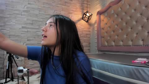 Snapshot of ava_broown chatting on 01.21.25              online show from 01.21.25