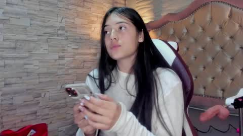 Snapshot of ava_broown chatting on 01.28.25              online show from 01.28.25