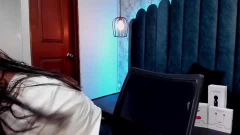 Snapshot of ava_broown chatting on 02.19.25              online show from 02.19.25