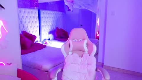 AVA online show from 10.04.25