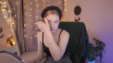 Snapshot of avaryder chatting on 10.03.25  Ava  online show from 10.03.25