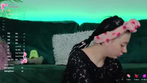 Snapshot of averywillow chatting on 09.29.25 AveryWillow online show from 09.29.25