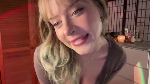 Snapshot of averyyy333 chatting on 10.18.25 Avery  online show from 10.18.25