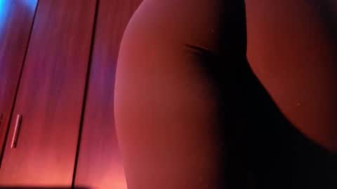 Saraaaa independent model 3 online show from 12.17.25