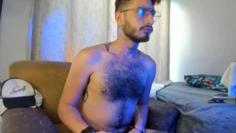 Snapshot of axelg_rose chatting on 01.26.25    online show from 01.26.25