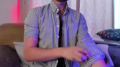 Snapshot of axelg_rose chatting on 01.27.25    online show from 01.27.25