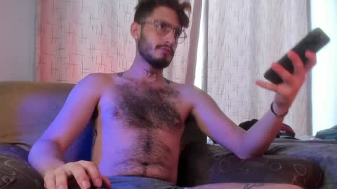 Snapshot of axelg_rose chatting on 02.02.25    online show from 02.02.25