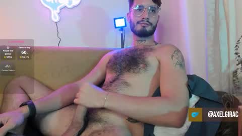 Snapshot of axelg_rose chatting on 10.01.25    online show from 10.01.25