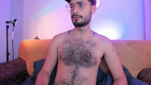 Snapshot of axelg_rose chatting on 10.25.25    online show from 10.25.25