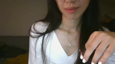Snapshot of axuepetitt chatting on 05.04.26 axue online show from 05.04.26