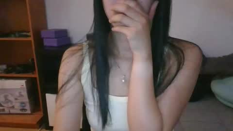Snapshot of axuepetitt chatting on 05.31.26 axue online show from 05.31.26